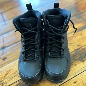 Nike Black boots, size 5y, amazing condition